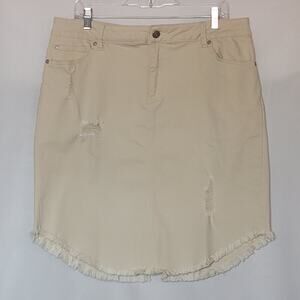 EST. 1946 Denim Skirt in Distressed Creamy White Women's Size: 14 Rounded Bottom